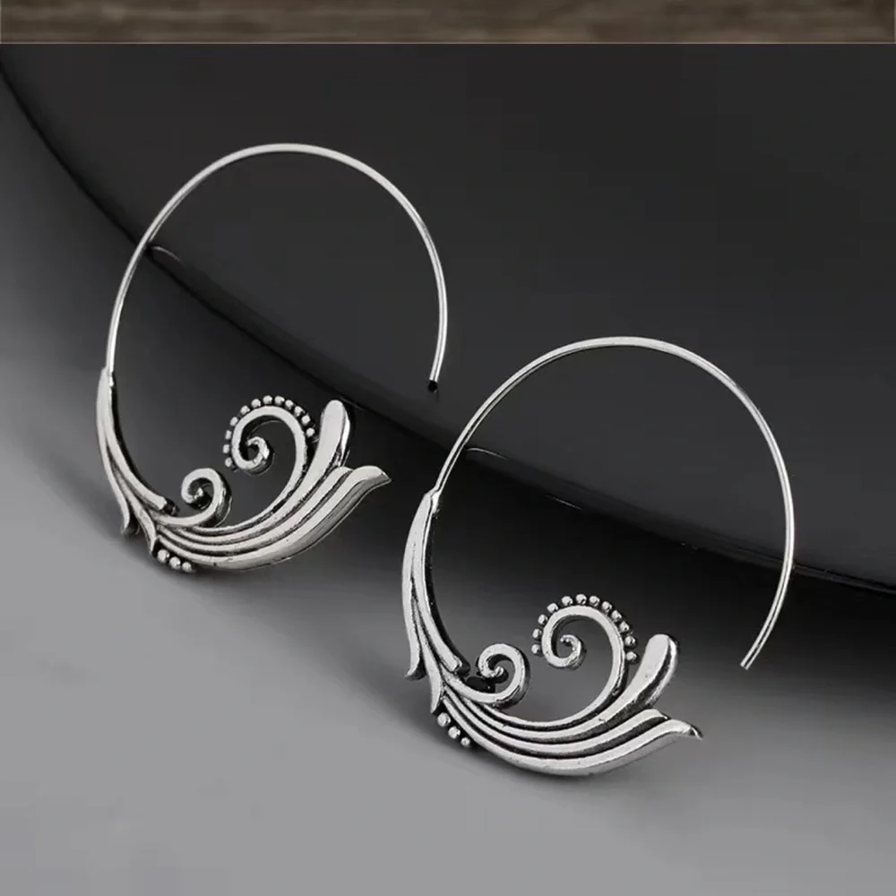 Exquisite Silver Hoop Embellished With Delicate Carved Leaf Vintage Hoops - Picture 2 of 6
